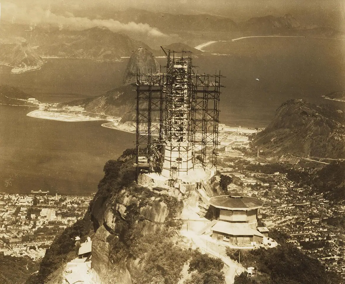 The statue under construction inside its scaffolding, around 1930 (Instituto Moreira Salles collection).