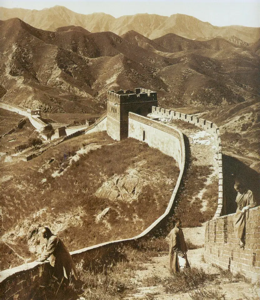 The Great Wall photographed by Herbert Ponting, 1907.