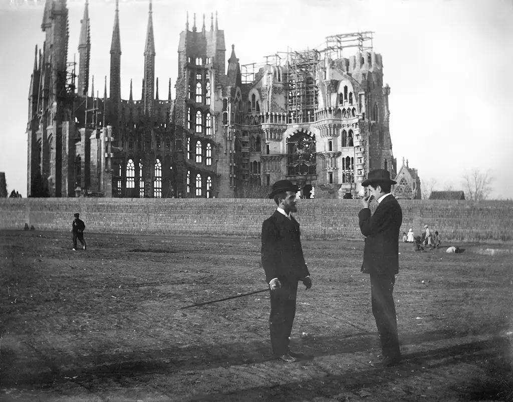 The Nativity façade under construction, photographed by Baldomer Gili Roig in 1905.